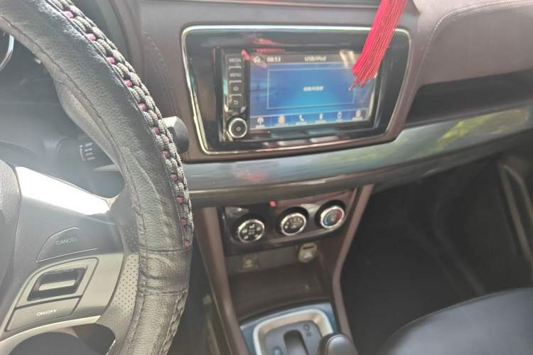Used Venucia M50V 2017 1.6L XL CVT Luxury Edition Audio And AC Panel