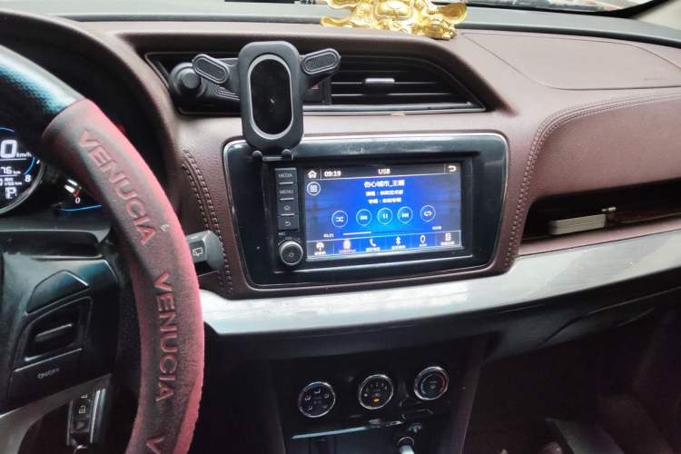 Used Venucia M50V 2017 1.6L XL CVT Luxury Edition Audio And AC Panel