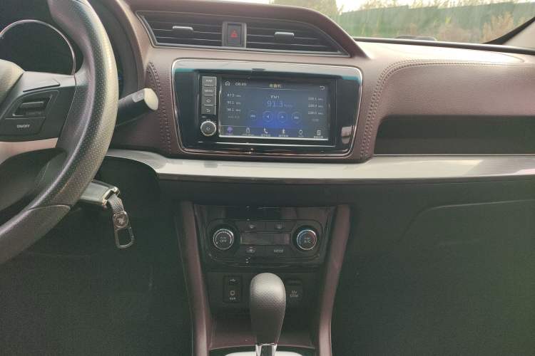 Used Venucia M50V 2017 1.6L XV CVT Deluxe Edition Audio And AC Panel