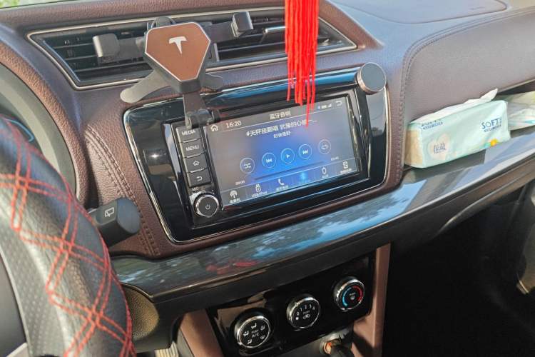 Used Venucia M50V 2017 1.6L XL CVT Luxury Edition Audio And AC Panel
