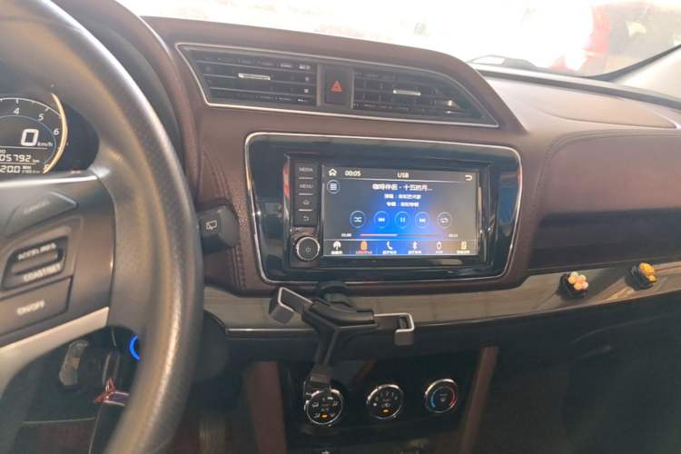 Used Venucia M50V 2017 1.6L XL CVT Luxury Edition Audio And AC Panel