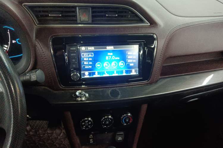 Used Venucia M50V 2017 1.6L XL CVT Luxury Edition Audio And AC Panel