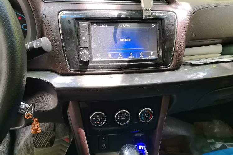 Used Venucia M50V 2017 1.6L XL CVT Luxury Edition Audio And AC Panel