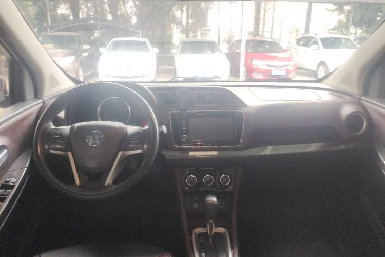 Used Venucia M50V 2017 1.6L XL CVT Luxury Edition Center Console
