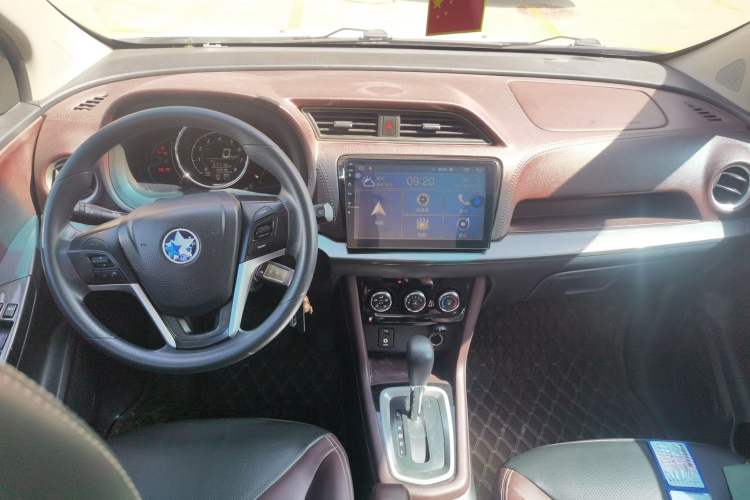 Used Venucia M50V 2017 1.6L XL CVT Luxury Edition Center Console