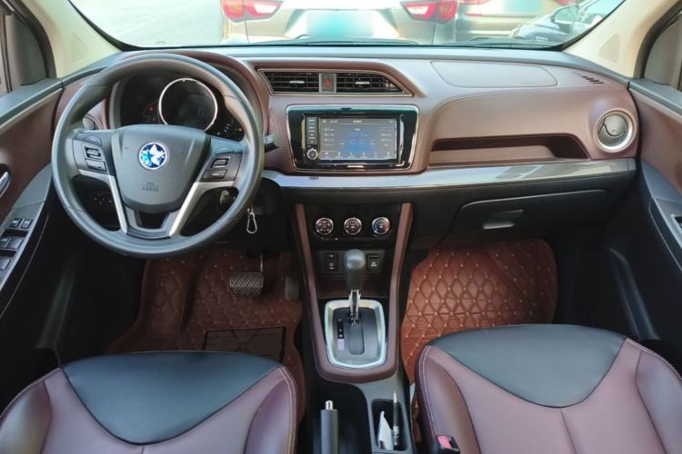 Used Venucia M50V 2017 1.6L XL CVT Luxury Edition Center Console