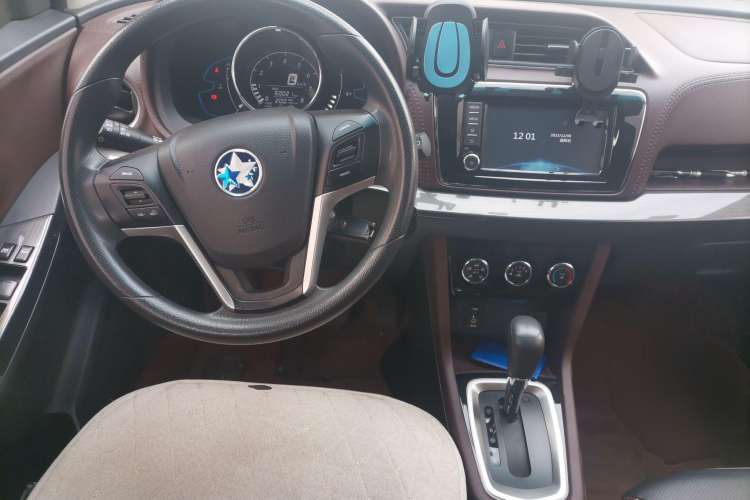 Used Venucia M50V 2017 1.6L XL CVT Luxury Edition Center Console