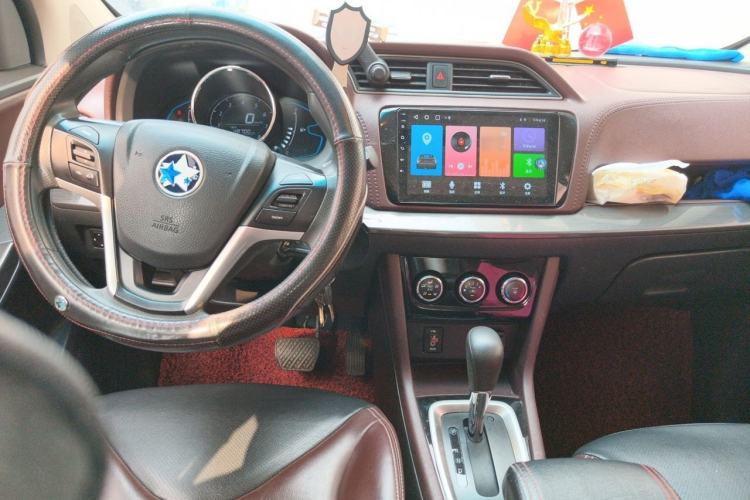 Used Venucia M50V 2017 1.6L XL CVT Luxury Edition Center Console