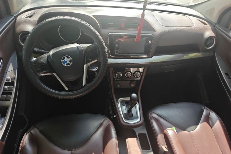 Used Venucia M50V 2017 1.6L XL CVT Luxury Edition Center Console