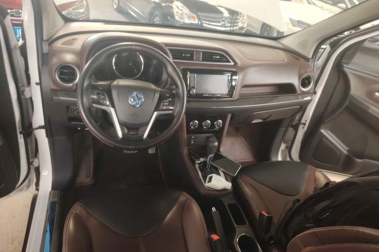 Used Venucia M50V 2017 1.6L XL CVT Luxury Edition Center Console