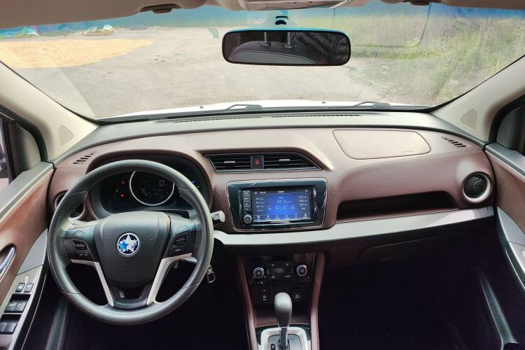 Used Venucia M50V 2017 1.6L XV CVT Deluxe Edition Center Console
