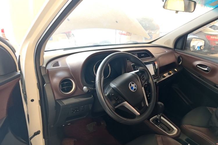 Used Venucia M50V 2017 1.6L XL CVT Luxury Edition Center Console