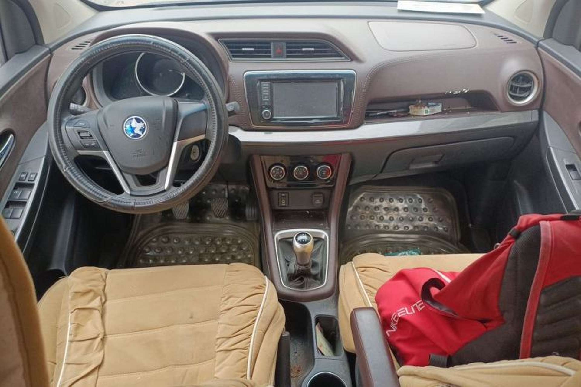 Used Venucia M50V 2017 1.5L XL Manual Comfort Edition Center Console