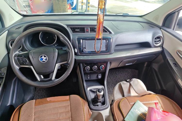 Used Venucia M50V 2017 1.5L XE Manual Standard Edition Center Console
