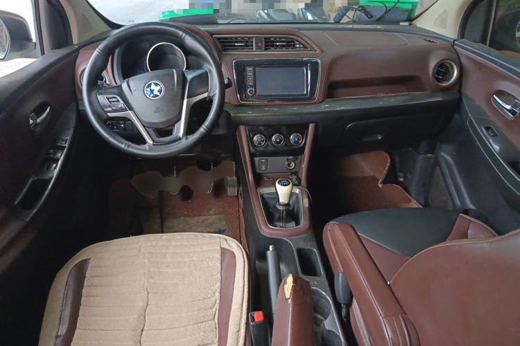 Used Venucia M50V 2017 1.5L XL Manual Comfort Edition Center Console