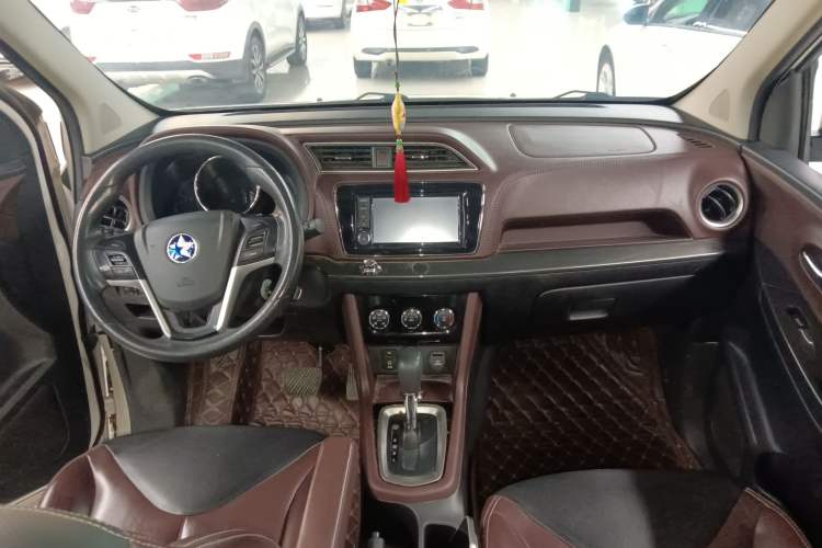 Used Venucia M50V 2017 1.6L XL CVT Luxury Edition Center Console