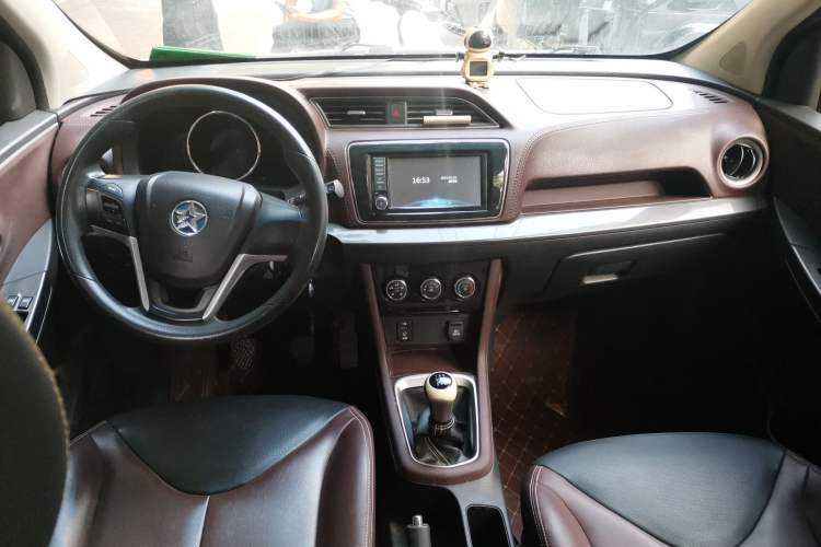 Used Venucia M50V 2017 1.5L XL Manual Comfort Edition Center Console