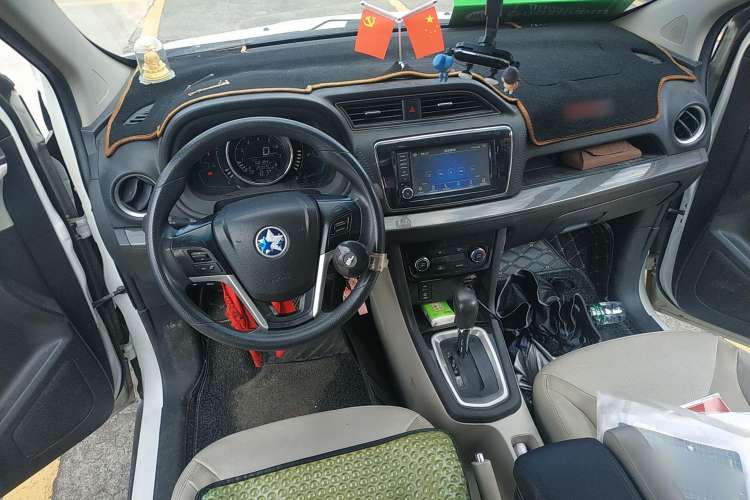 Used Venucia M50V 2017 1.6L XL CVT Luxury Edition Center Console
