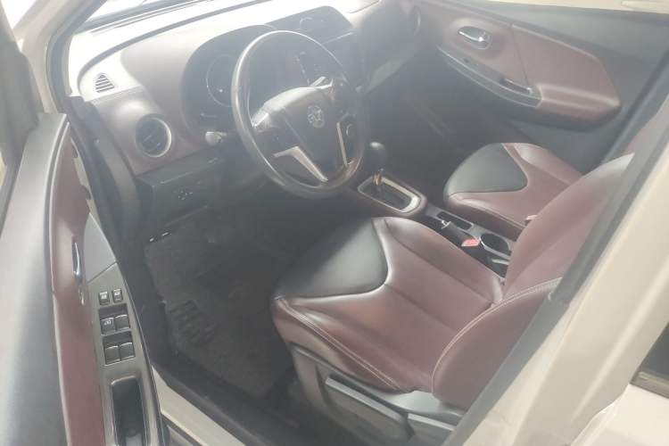 Used Venucia M50V 2017 1.6L XL CVT Luxury Edition Driver Seat