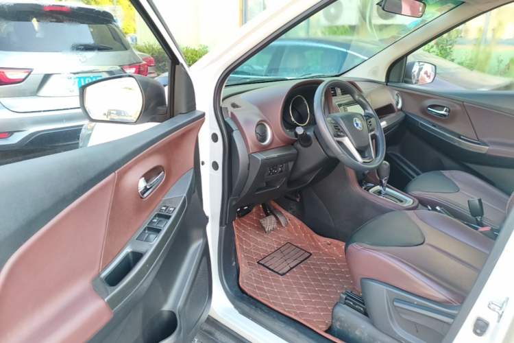 Used Venucia M50V 2017 1.6L XL CVT Luxury Edition Driver Seat