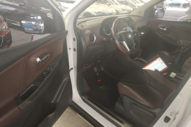 Used Venucia M50V 2017 1.6L XL CVT Luxury Edition Driver Seat