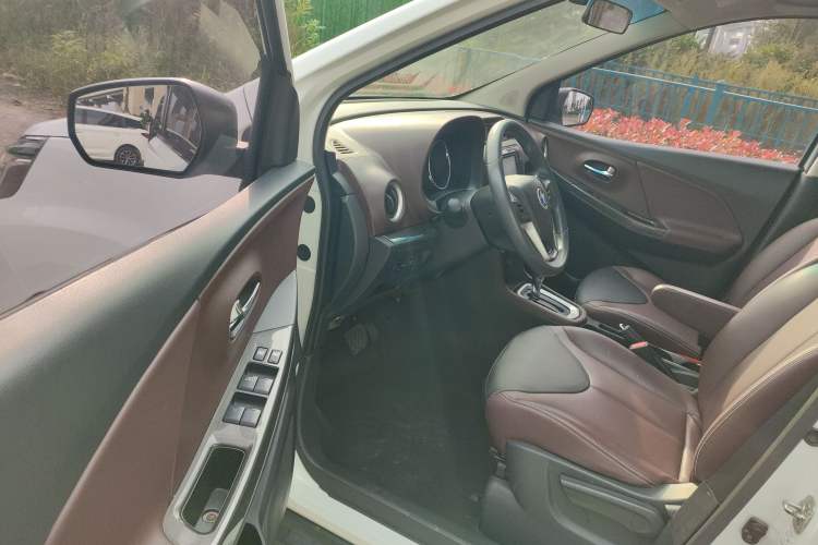Used Venucia M50V 2017 1.6L XV CVT Deluxe Edition Driver Seat