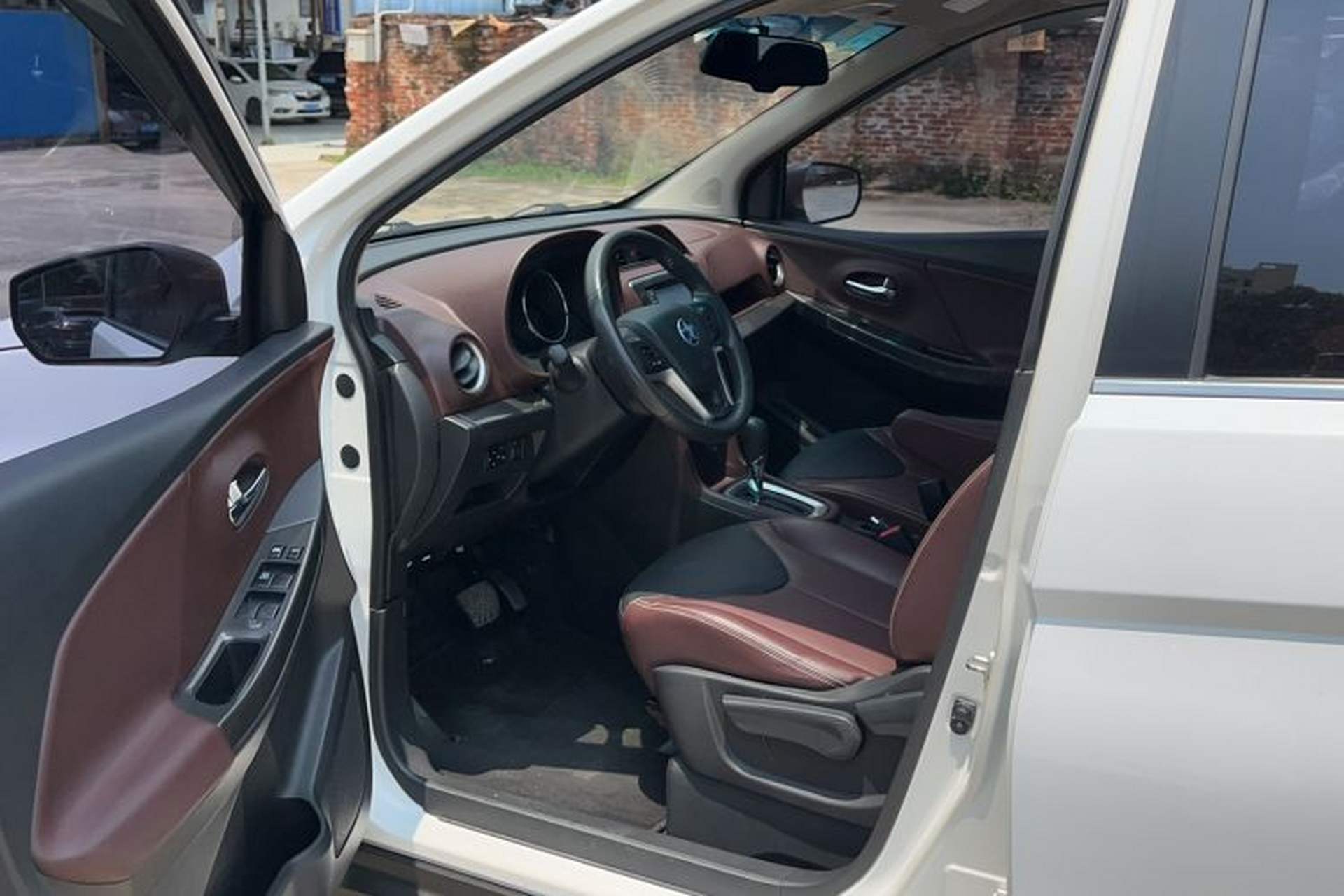 Used Venucia M50V 2017 1.6L XV CVT Deluxe Edition Driver Seat