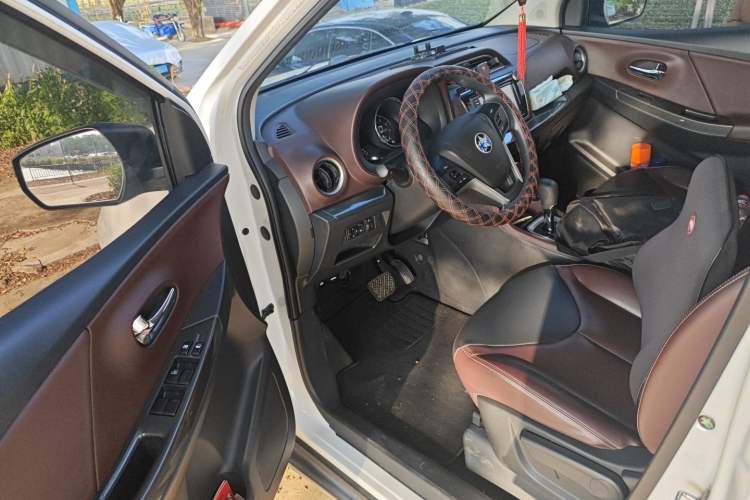 Used Venucia M50V 2017 1.6L XL CVT Luxury Edition Driver Seat