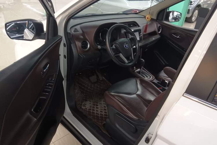 Used Venucia M50V 2017 1.6L XL CVT Luxury Edition Driver Seat