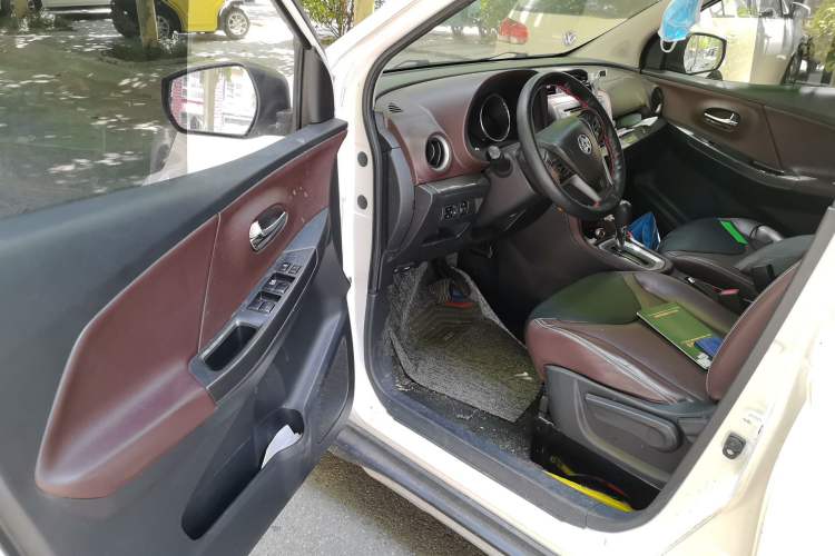 Used Venucia M50V 2017 1.6L XL CVT Luxury Edition Driver Seat