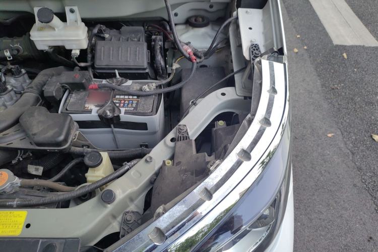 Used Venucia M50V 2017 1.6L XL CVT Luxury Edition Engine Bay Left