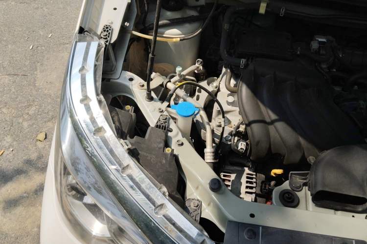 Used Venucia M50V 2017 1.6L XL CVT Luxury Edition Engine Bay Right