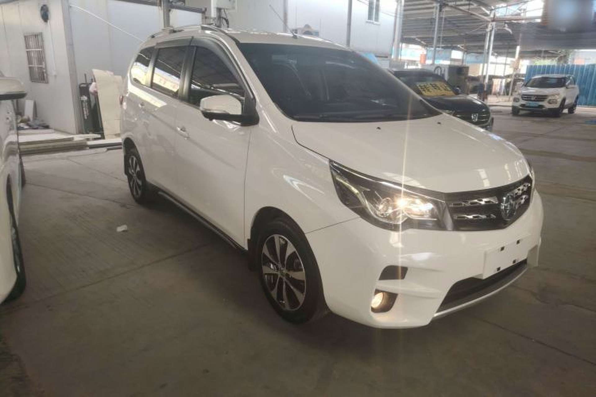 Used Venucia M50V 2017 1.6L XL CVT Luxury Edition Exterior 1