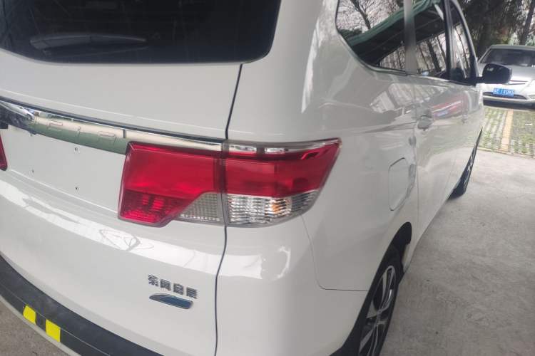 Used Venucia M50V 2017 1.6L XL CVT Luxury Edition Exterior 3