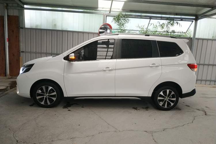Used Venucia M50V 2017 1.6L XL CVT Luxury Edition Exterior 3