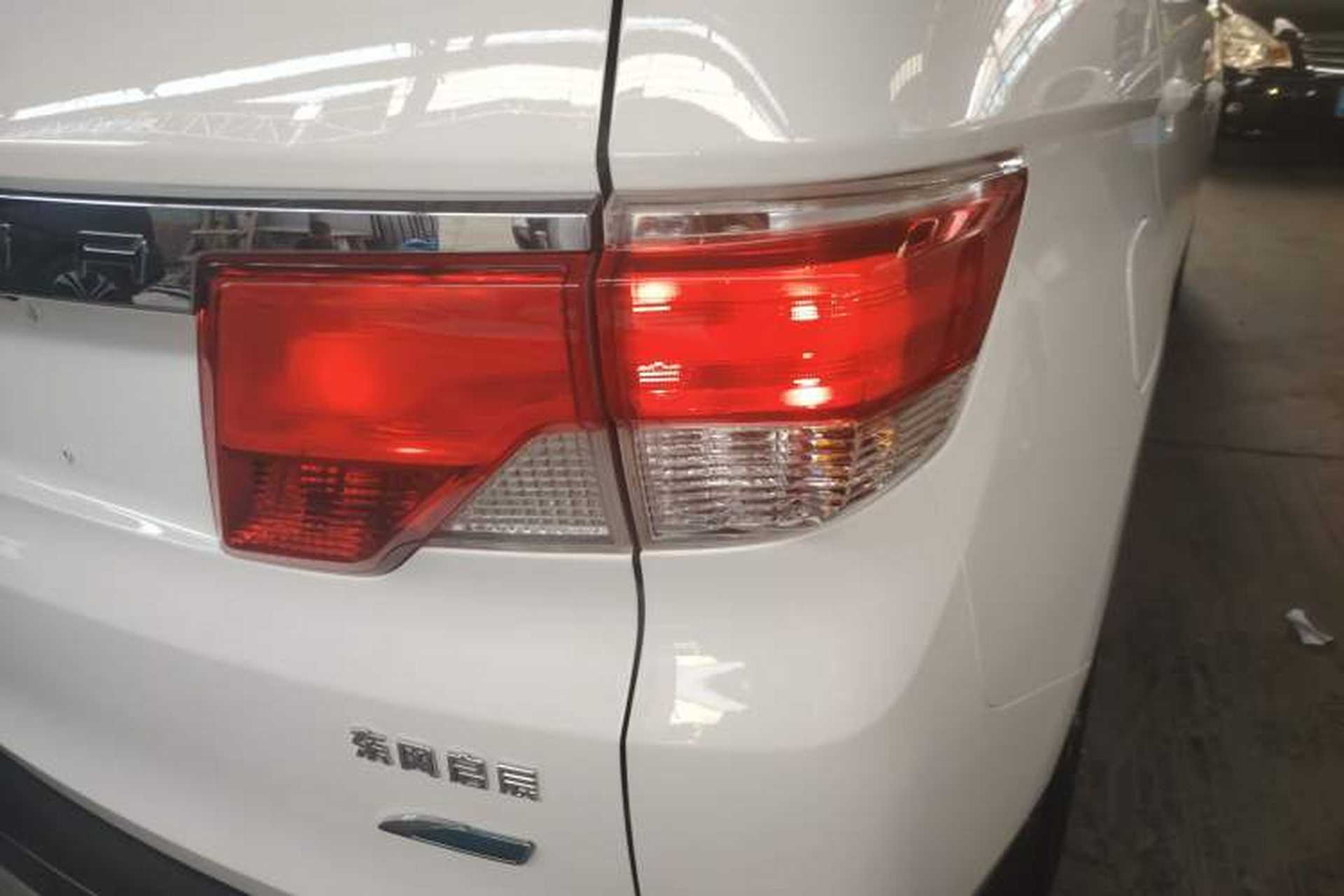 Used Venucia M50V 2017 1.6L XL CVT Luxury Edition Exterior 3