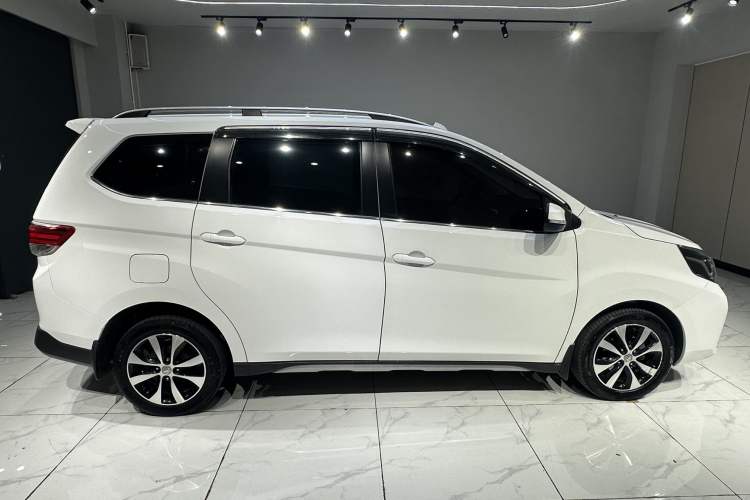 Used Venucia M50V 2017 1.6L XL CVT Luxury Edition Exterior 3