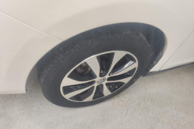 Used Venucia M50V 2017 1.6L XL CVT Luxury Edition Exterior 4