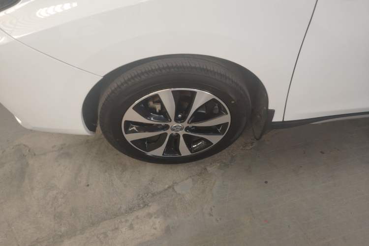 Used Venucia M50V 2017 1.6L XL CVT Luxury Edition Exterior 4