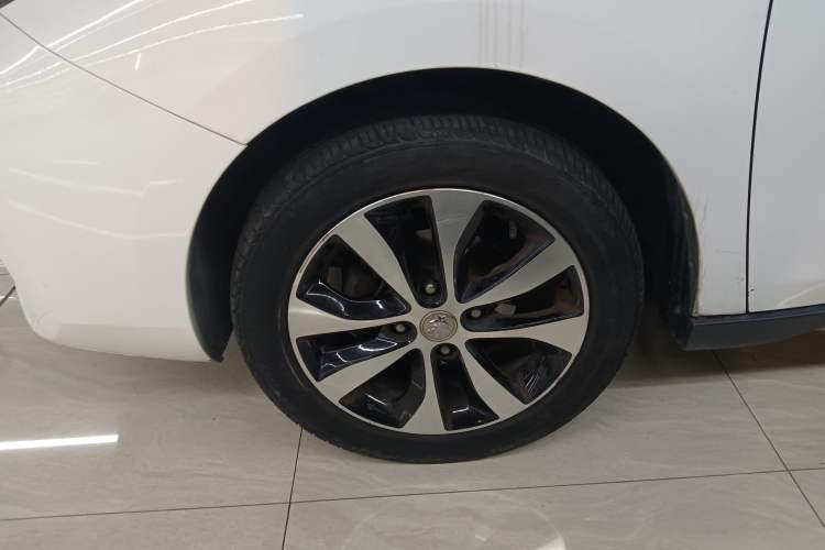 Used Venucia M50V 2017 1.6L XL CVT Luxury Edition Exterior 4