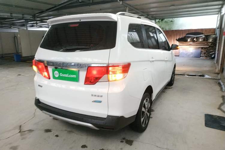 Used Venucia M50V 2017 1.6L XL CVT Luxury Edition Exterior 5