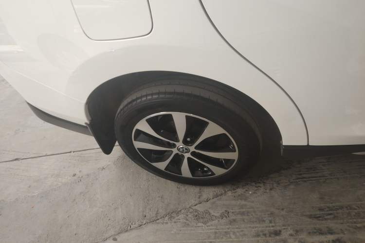 Used Venucia M50V 2017 1.6L XL CVT Luxury Edition Exterior 5