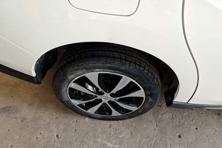 Used Venucia M50V 2017 1.6L XL CVT Luxury Edition Exterior 5