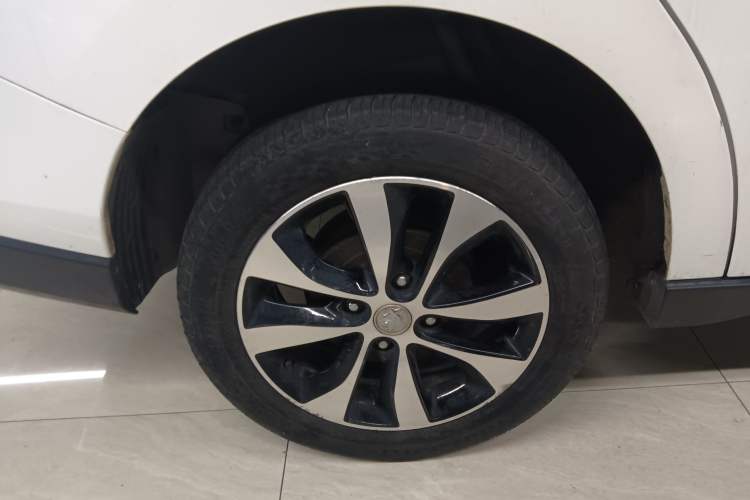 Used Venucia M50V 2017 1.6L XL CVT Luxury Edition Exterior 5