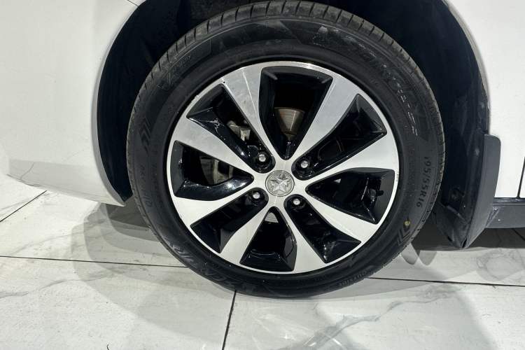 Used Venucia M50V 2017 1.6L XL CVT Luxury Edition Exterior 8