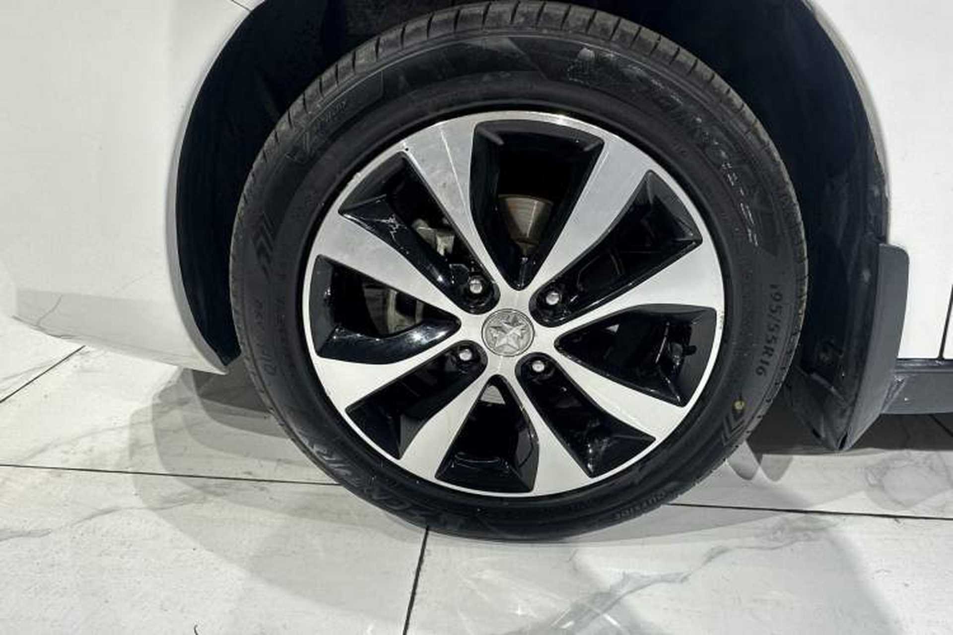 Used Venucia M50V 2017 1.6L XL CVT Luxury Edition Exterior 8