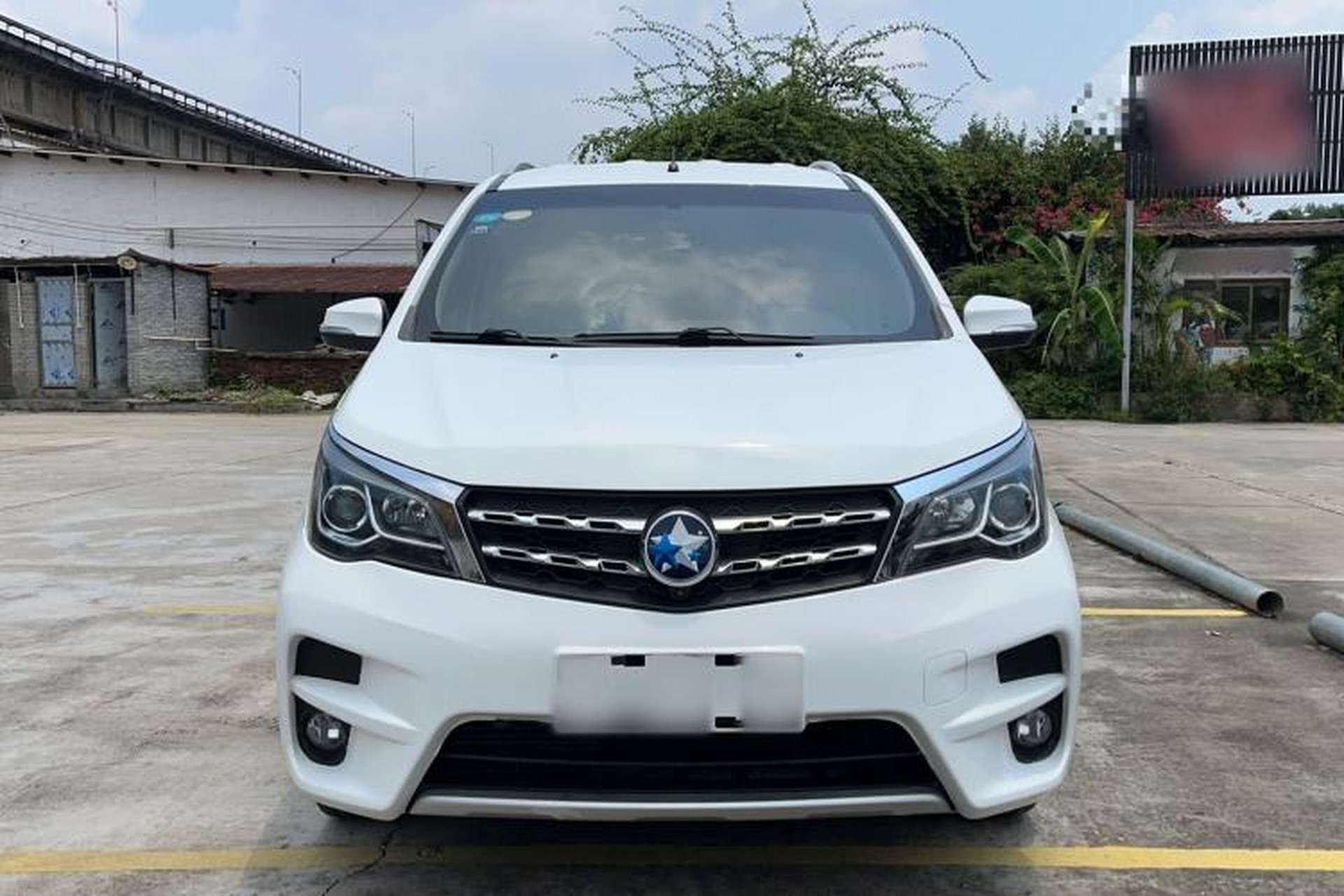 Used Venucia M50V 2017 1.6L XV CVT Deluxe Edition Front