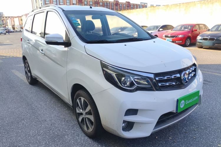 Used Venucia M50V 2017 1.6L XL CVT Luxury Edition Front Right 45 Deg