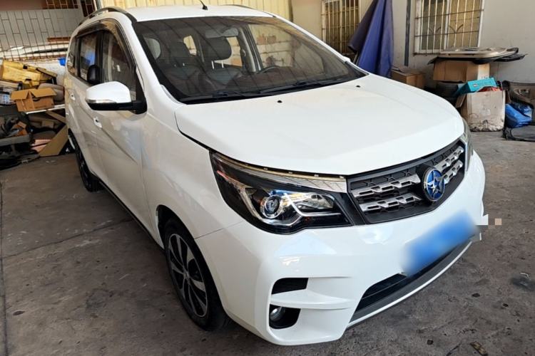 Used Venucia M50V 2017 1.6L XL CVT Luxury Edition Front Right 45 Deg