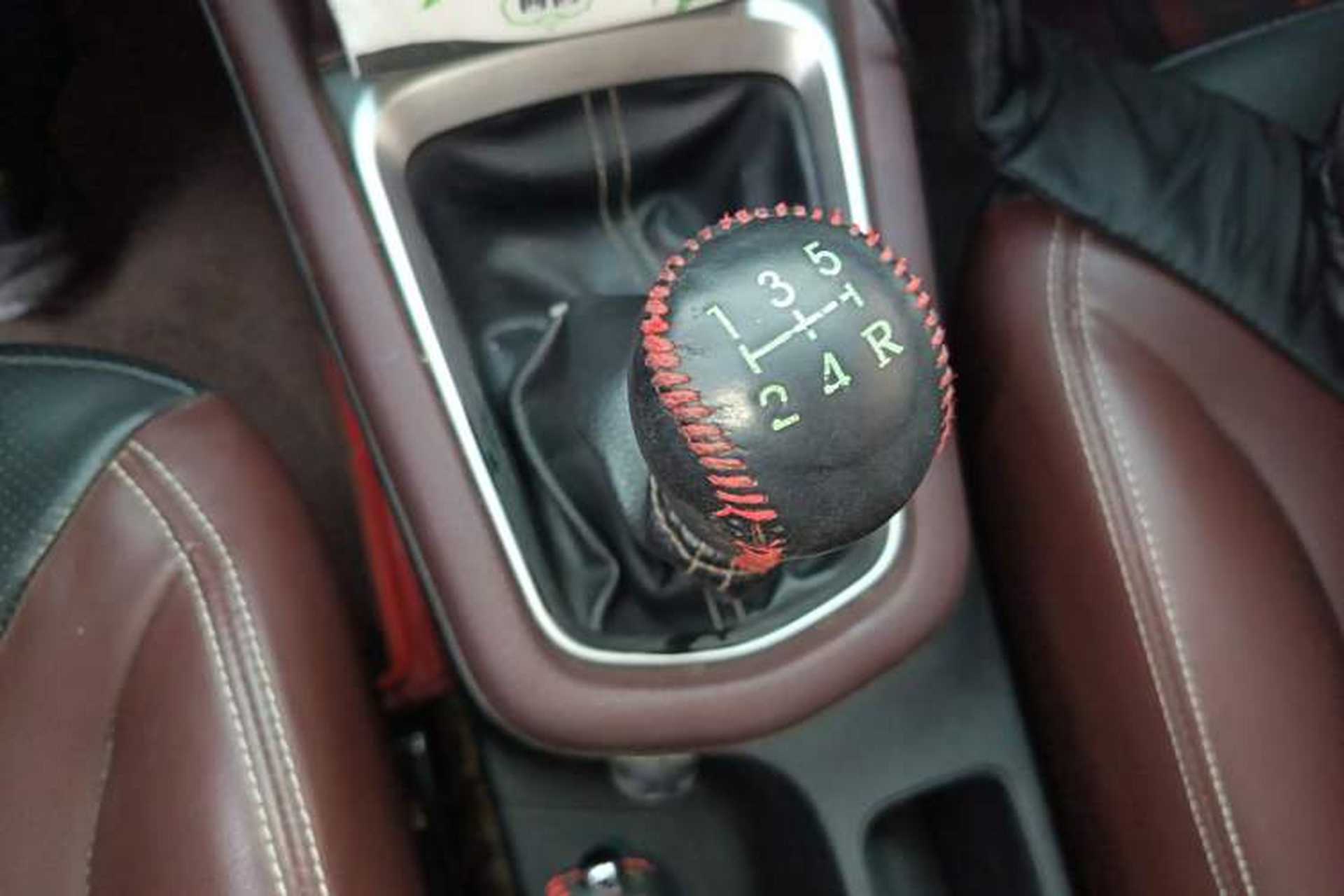 Used Venucia M50V 2017 1.5L XL Manual Comfort Edition Gear Lever